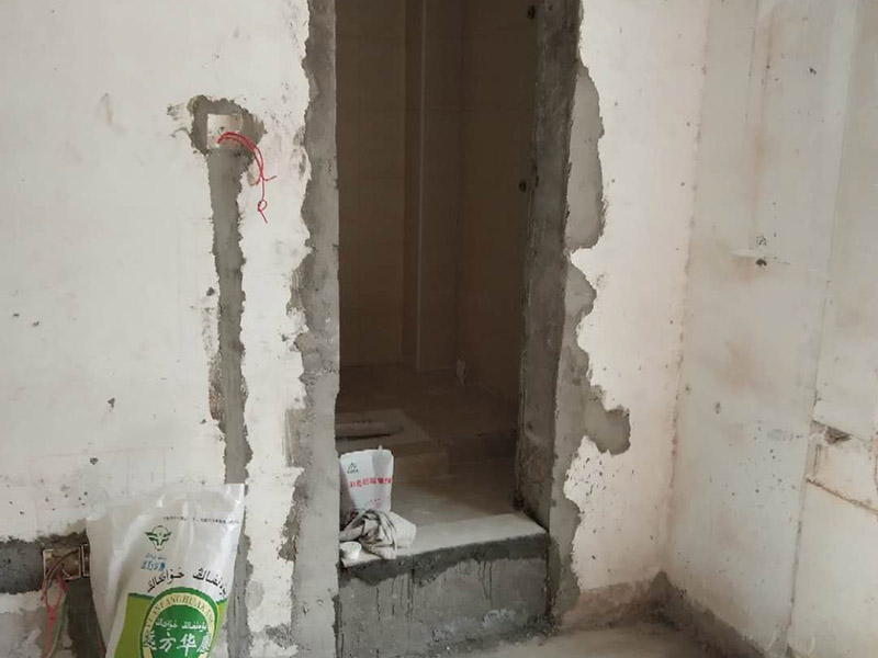 地面瓷磚鋪貼：1、混凝土地面應將基層鑿毛，鑿毛深度5~10毫米，鑿毛痕的間距為30毫米左右。之后，清凈浮灰，砂漿、油漬，產散水刷少將地面。 2、鋪貼前應彈好線，在地面彈出與門道口成直角的基準線,彈線應從門口開始,以保證進口處為整磚,非整磚置于陰角或家具下面,彈線應彈出縱橫定位控制線。 3、鋪貼陶瓷地面磚前，應先將陶瓷地面磚浸泡陰干。 4、鋪貼時，水泥砂漿應飽滿地抹在陶瓷地面磚背面，鋪貼后用橡皮棰敲實。同時，用水平尺檢查校正，擦凈表面水泥砂漿。 5、鋪貼完2~3小時后，用白水泥擦縫，用水泥、砂子=1：1(體積比)的水泥砂漿,縫要填充密實,平整光滑。再用棉絲將表面擦凈。