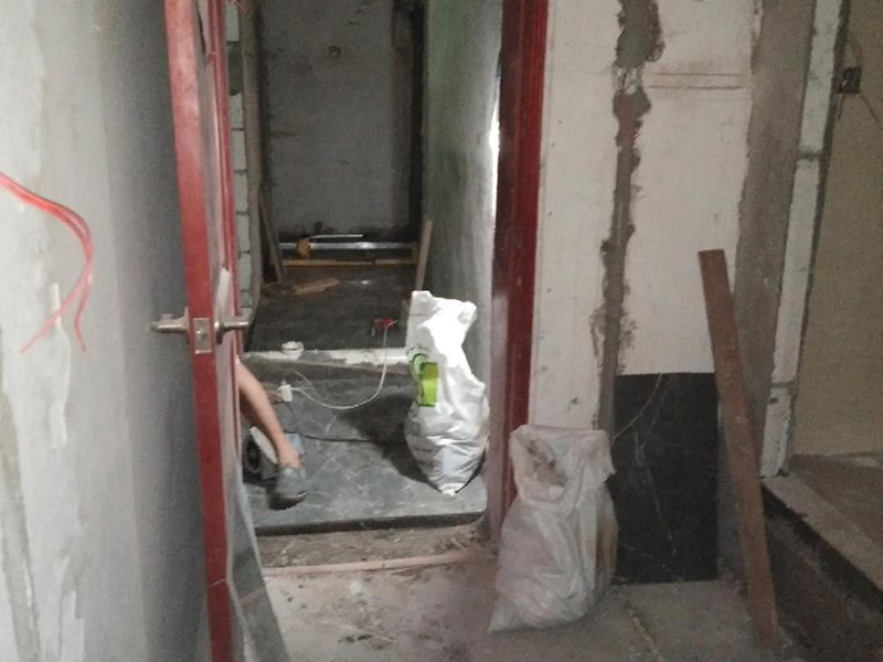 地面水電線路鋪設：水電改造的第一步是水電定位，也就是根據用戶的需要確定出全屋開關插座的位置和水路接口的位置，水電工要根據開關、插座、水龍頭的位置確定線路走向，并按照圖紙的設計向裝修業主進行說明。水電改造時要注意“水走天、電走地”原則，即水管走天棚，強、弱電盡量走地面，且強、弱電之間不能互相交叉，之間的平行距離要大于30厘米。水電定位之后，接下來就是打槽了。好的打槽師傅打出的槽基本是一條直線，而且槽邊基本沒有什么毛齒。注意打槽之前，務必讓水電工將所有的水電走向在墻上劃出來標明，記得對照水電圖，看是否一致。