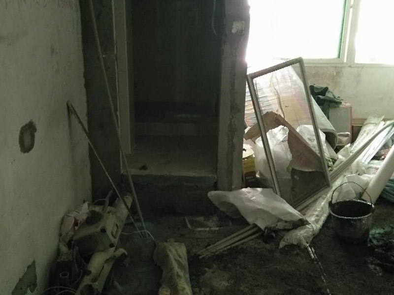 地面水電線路鋪設：水電改造的第一步是水電定位，也就是根據用戶的需要確定出全屋開關插座的位置和水路接口的位置，水電工要根據開關、插座、水龍頭的位置確定線路走向，并按照圖紙的設計向裝修業主進行說明。水電改造時要注意“水走天、電走地”原則，即水管走天棚，強、弱電盡量走地面，且強、弱電之間不能互相交叉，之間的平行距離要大于30厘米。水電定位之后，接下來就是打槽了。好的打槽師傅打出的槽基本是一條直線，而且槽邊基本沒有什么毛齒。注意打槽之前，務必讓水電工將所有的水電走向在墻上劃出來標明，記得對照水電圖，看是否一致。