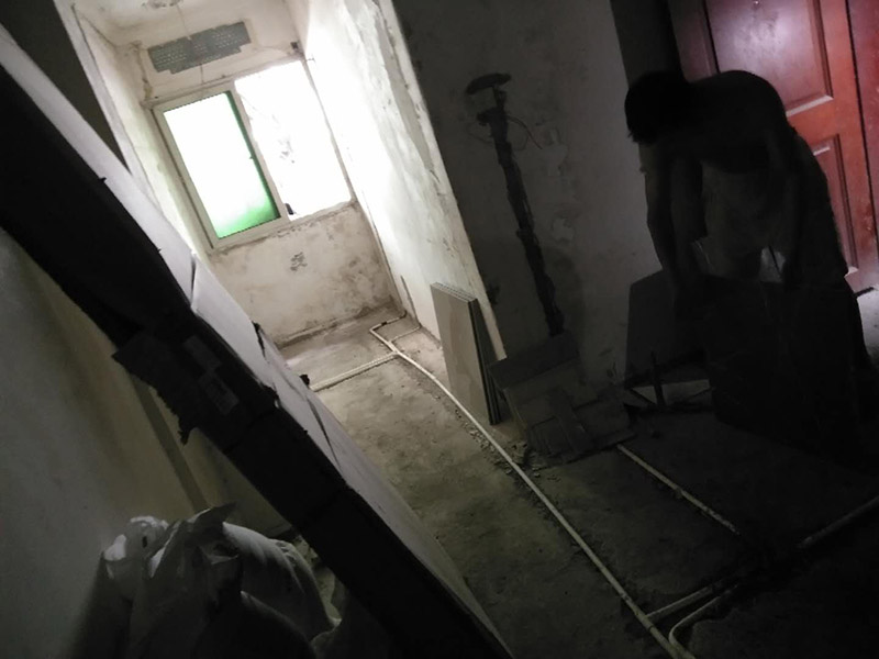 地面水電線路鋪設：水電改造的第一步是水電定位，也就是根據用戶的需要確定出全屋開關插座的位置和水路接口的位置，水電工要根據開關、插座、水龍頭的位置確定線路走向，并按照圖紙的設計向裝修業主進行說明。水電改造時要注意“水走天、電走地”原則，即水管走天棚，強、弱電盡量走地面，且強、弱電之間不能互相交叉，之間的平行距離要大于30厘米。水電定位之后，接下來就是打槽了。好的打槽師傅打出的槽基本是一條直線，而且槽邊基本沒有什么毛齒。注意打槽之前，務必讓水電工將所有的水電走向在墻上劃出來標明，記得對照水電圖，看是否一致。