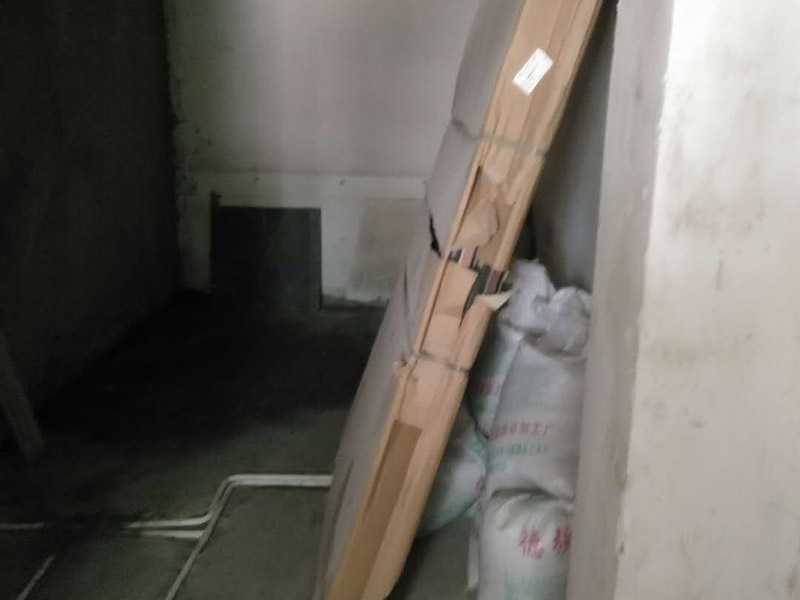 地面水電線路鋪設：水電改造的第一步是水電定位，也就是根據用戶的需要確定出全屋開關插座的位置和水路接口的位置，水電工要根據開關、插座、水龍頭的位置確定線路走向，并按照圖紙的設計向裝修業主進行說明。水電改造時要注意“水走天、電走地”原則，即水管走天棚，強、弱電盡量走地面，且強、弱電之間不能互相交叉，之間的平行距離要大于30厘米。水電定位之后，接下來就是打槽了。好的打槽師傅打出的槽基本是一條直線，而且槽邊基本沒有什么毛齒。注意打槽之前，務必讓水電工將所有的水電走向在墻上劃出來標明，記得對照水電圖，看是否一致。