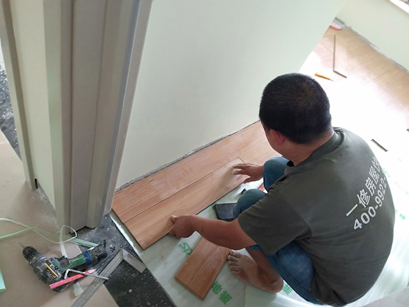 木地板安裝：將要鋪設(shè)實木地板的空間清理干凈，去除地面的污漬，同時將地面凹凸不平的部分，利用找平或自流平的方式將其統(tǒng)一成同一高度。隨后就是在地面進行鉆孔，這是為稍后的踢腳線的安裝，但你別小看這鉆孔，實木地板安裝中的鉆孔要求深淺高度適中均勻，而且鉆孔要小心避開預(yù)埋在墻面或者地面的電路。接下來就是安裝防潮地墊了。安裝防潮地墊有兩個好處，一方面防潮地墊可以進一步彌補地面的不平整，另一方面因防潮地墊本身的特性，它可以增強實木地板的防潮性，增長實木地板的使用壽命，一舉兩得。最后一步就是要考慮到實木地板自身會因為天氣而熱脹冷縮，所以在鋪貼時要預(yù)留一些空間，大概是小于等于1mm左右，這樣可以預(yù)防實木地板日后膨脹變形。如果在鋪設(shè)時沒有預(yù)留空間，那么在日后使用中出現(xiàn)了嚴(yán)重的起鼓等情況時，就只能將地板拆除，重新安裝，這樣會使得我們的家居生活十分地不方便。