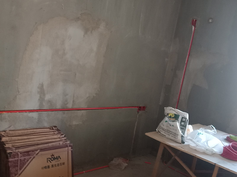 電路改造維修：進場后立即準確將水平線彈好，在墻面和地面上先做出線路走向的標記，確定好未來暗盒的安裝位置，電源插座及各種接線盒按統(tǒng)一高低標準施工。做好開線槽的準備。同一室內(nèi)的開關(guān)插座應該處于同一水平線上。一般開關(guān)在1.4m高度，插座在30cm。另外床頭開關(guān)建議在90cm，方便在床上操作?？蛷d電視柜后面的插座高度在20cm左右，防止超出電視柜高度。使用專用PVC阻燃型電線管，管壁厚以人站在上面不會踩扁為好。線管在線槽中必須固定，線盒與線管相接時應使用鎖母，直管每隔80公分使用一個管卡，拐角處每隔20公分使用一個管卡。