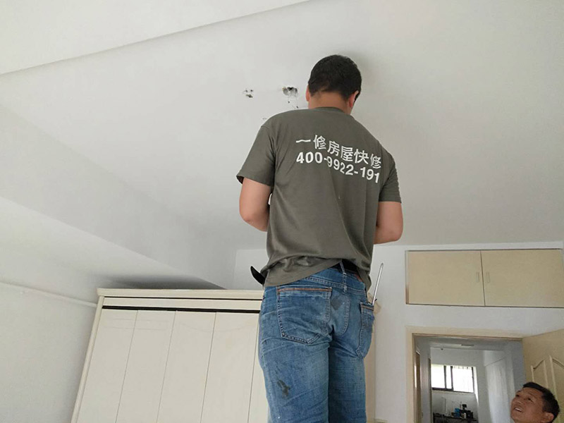 臥室頂燈安裝：選擇造型簡約的臥室頂燈，光源為乳白色光，然后運用光檐照明，使光經過頂棚或墻壁反射出來，非常的柔和怡人，還可以安裝一些嵌入式射燈，形成光源相輔相成，更加典雅溫馨。臥室頂燈不能安裝在床頭的上方，這樣會給人們睡眠帶來不便，會給人的精神帶來壓力。 臥室頂燈光源顏色以白色或者黃色為佳，因為白色光源適合人們生活習慣，而黃色光源具有招財寓;