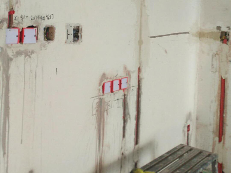 線管開槽安裝：水管管路開槽→水路管道安裝 →水路管道檢查 →二次防水 →電線線路開槽 →電線電路布線 須平行走線的管路一律控制在60-90厘米高(從地面算起)，有水龍頭的管路必須垂直。深度控制在4厘米。線槽開好后施工負責人記好開槽管路尺寸、位置。方便以后潔具安裝時知道管路的位置。通過施工圖施工人員與業主商量水域位置與使用功能。安排水電師傅排放安裝好所有的水龍頭及用水位置。