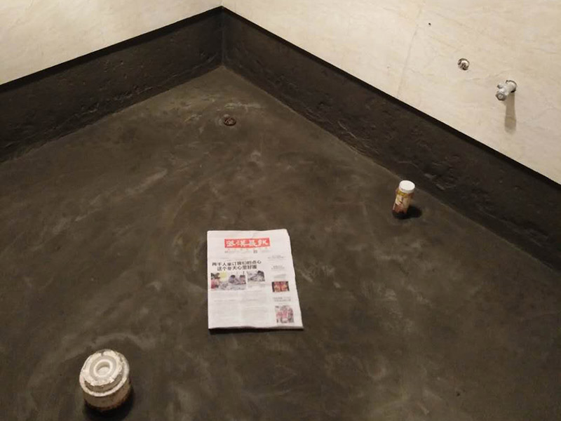 廁所防水，水管打壓測試：首先要進行地面處理，確保地面干凈，沒有任何雜物污染，基層表面堅實，無脫皮等現象，我們還要進行地面找平，保證地面平整，沒有較大的缺陷和補痕。防水涂料要刷全面，與基層結合牢固，不會出現氣泡，脫落等問題。我們涂刷時，要由下至上，先墻后地涂刷。一般來說，衛生間的防水要做到180厘米，非淋浴墻面防水不能低于35厘米。小編建議防水統一做到180厘米。刷涂料不僅要注意高度，還有注意涂刷的厚度，國家規定防水涂料要涂到1.5毫米厚。防水涂料是要刷兩遍，第二遍涂料是要等第一遍涂料干透之后才能開始刷。