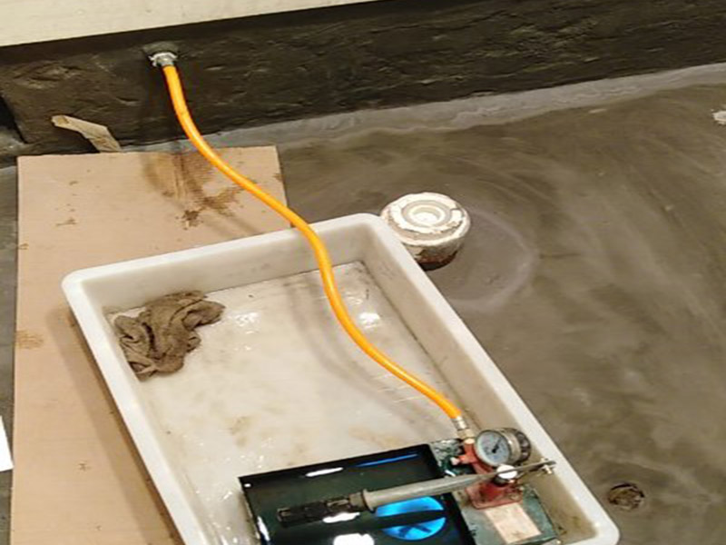 廁所防水，水管打壓測試：首先要進行地面處理，確保地面干凈，沒有任何雜物污染，基層表面堅實，無脫皮等現象，我們還要進行地面找平，保證地面平整，沒有較大的缺陷和補痕。防水涂料要刷全面，與基層結合牢固，不會出現氣泡，脫落等問題。我們涂刷時，要由下至上，先墻后地涂刷。一般來說，衛生間的防水要做到180厘米，非淋浴墻面防水不能低于35厘米。小編建議防水統一做到180厘米。刷涂料不僅要注意高度，還有注意涂刷的厚度，國家規定防水涂料要涂到1.5毫米厚。防水涂料是要刷兩遍，第二遍涂料是要等第一遍涂料干透之后才能開始刷。