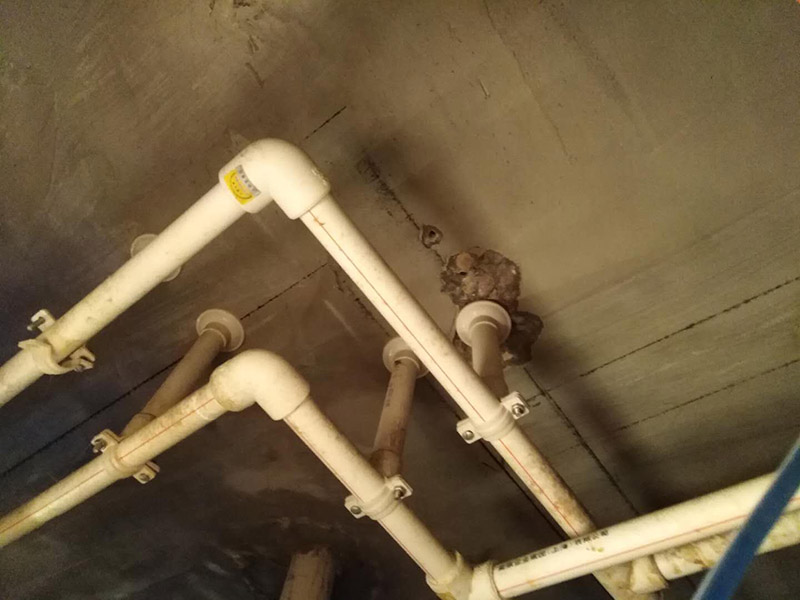 廁所防水，水管打壓測試：首先要進行地面處理，確保地面干凈，沒有任何雜物污染，基層表面堅實，無脫皮等現象，我們還要進行地面找平，保證地面平整，沒有較大的缺陷和補痕。防水涂料要刷全面，與基層結合牢固，不會出現氣泡，脫落等問題。我們涂刷時，要由下至上，先墻后地涂刷。一般來說，衛生間的防水要做到180厘米，非淋浴墻面防水不能低于35厘米。小編建議防水統一做到180厘米。刷涂料不僅要注意高度，還有注意涂刷的厚度，國家規定防水涂料要涂到1.5毫米厚。防水涂料是要刷兩遍，第二遍涂料是要等第一遍涂料干透之后才能開始刷。