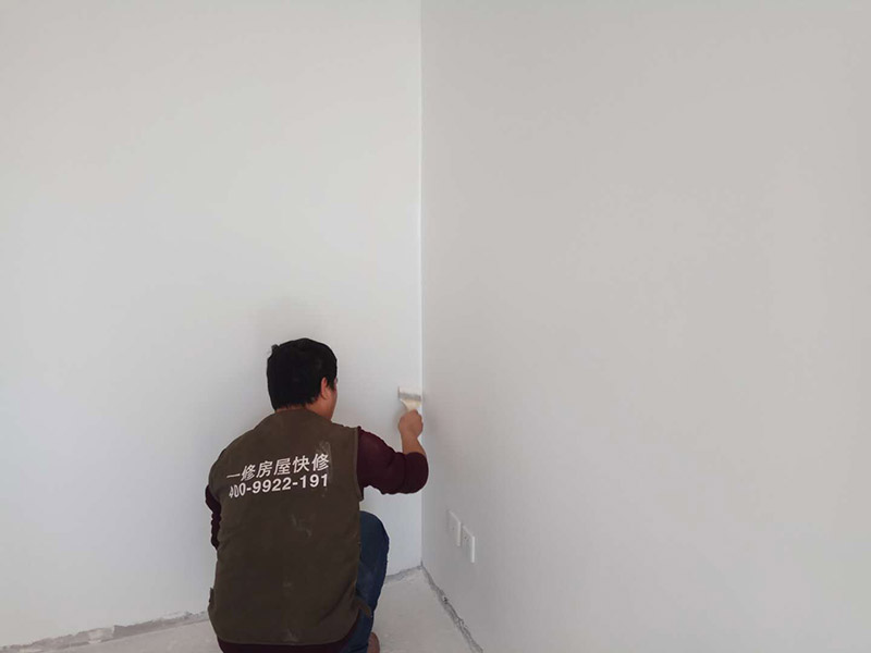 乳膠漆全屋翻新：現場勘測—施工準備—技術交底—搭建簡易腳手架（頂面粉刷用）—鏟除脫落起殼粉塵膩子涂料層—局部水泥砂漿修復—鏟除部位批刮內墻膩子兩度修復—砂光處理—滿涂內墻乳膠漆第一度—滿涂第二度內墻乳膠漆—自行檢查—組織驗收—拆除腳手架—現場清理。