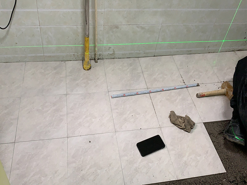 地面貼磚裝修：貼瓷磚有基層處理、彈線控制、排磚、勾縫、擦縫、養護這些步驟。在做基層處理的時候，必須將上面的浮土等雜物全部清理干凈，否則會影響瓷磚粘結效果。而當瓷磚全部鋪貼完成二十四小時之后，還需對其進行灑水養護，并且養護時間不能低于一周。