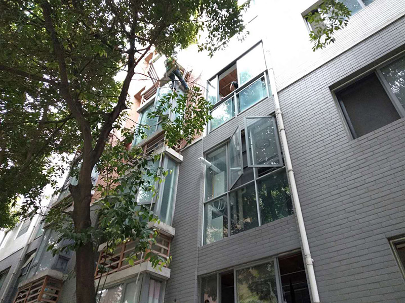 空調(diào)外機(jī)PVC管防水維修：先明確什么地方漏水。如果只是接頭漏，在管材質(zhì)量合格前提下，可換接頭或在接頭處加上防漏密封膠帶、AB密封膠等;如果是管材質(zhì)量不好，應(yīng)該更換管材。還可以在漏水的地方涂上調(diào)好的AB膠，再在上面纏上一層綢帶，使綢帶上浸滿AB膠再在綢帶上面涂一層AB膠，整個(gè)過(guò)程動(dòng)作要快也可以分兩次或多次。