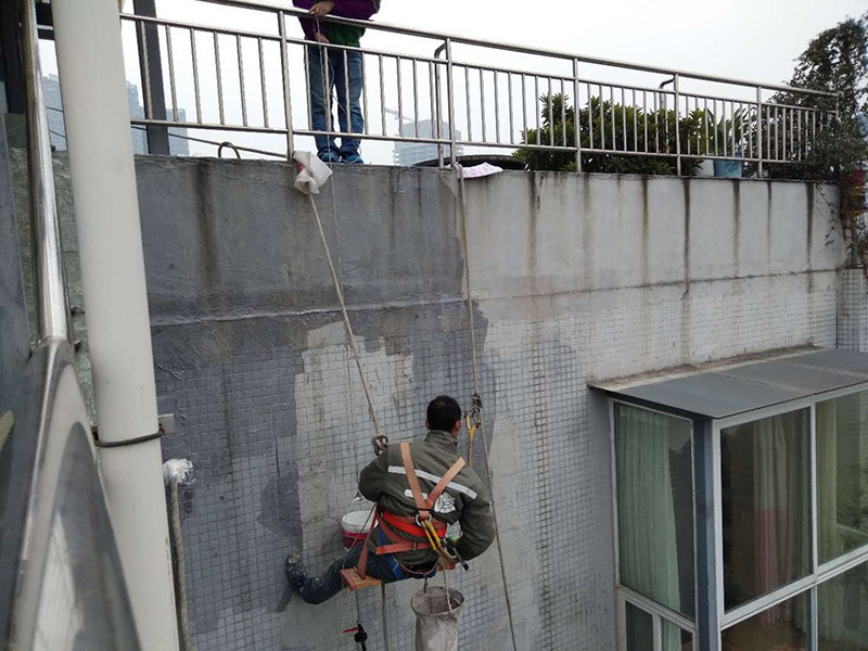 外墻涂刷防水：清理基層，新舊面層必須清理干凈，不得有雜物和灰塵，以免影響粘結(jié)強(qiáng)度，涂刷防水涂料時(shí)基層應(yīng)干燥。基層清理工序完成之后，接下來(lái)，清理死角，也就是所謂的陰陽(yáng)角、施工縫、伸縮縫等比較重要的部位進(jìn)行處理，尤其注意的是泄水孔要加強(qiáng)處理，需要涂刷2－3遍防水底層涂料。將攪拌均勻的晨光防水涂料根據(jù)現(xiàn)場(chǎng)要涂刷的面積開(kāi)始涂刷，基層涂刷要大于粘卷材的面積，不要超過(guò)三十。刷第二次涂料之前必須要等一次涂料完全凝固后方可再次涂刷，底層涂料次涂刷完畢后約4—8左右。要等第二次涂料完全凝固后方可施工。