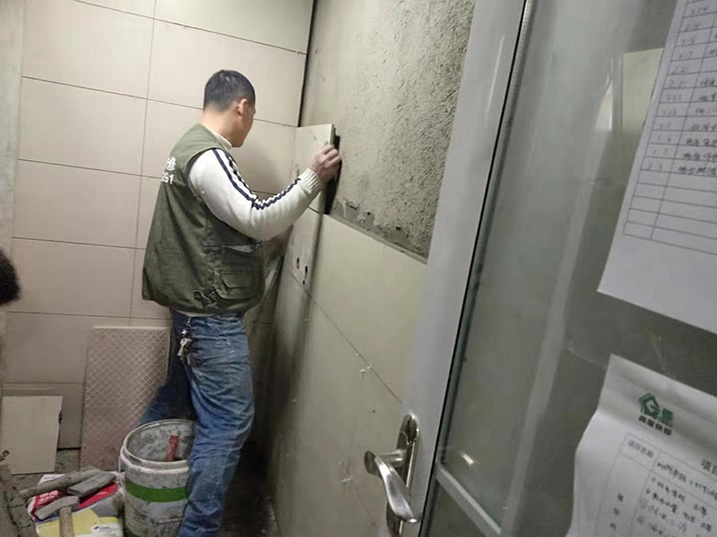 廁所墻面貼瓷磚：1.瓷磚鋪貼先要選材料,衛(wèi)生間瓷磚我們可以選用小瓷磚,這種類型貼的時(shí)候會(huì)很方便。 2.第二就是粘貼劑 將水泥與少量建筑膠混合拌勻,做為粘貼劑。 3.把粘貼劑用鏟刀鏟到地面刮平后將瓷磚鋪上。 4.再用鏟刀壓實(shí),這樣自上而下或自左而右,重復(fù)這步驟。 5.鋪好之后用白水泥漿美縫,把瓷磚間的間隙填實(shí)，等待一段時(shí)間水泥干了就好了。