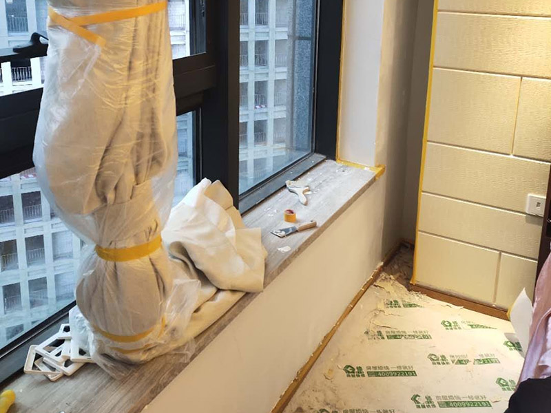 公寓墻面局部翻新：舊墻面在翻新前一定要做墻面基底處理，粉化嚴(yán)重的要全部鏟除，鏟除后抹上一層白水泥，原來墻面過于光滑、刷過油漆的鏟除后還要做打磨處理，把粘結(jié)不牢的表皮去掉，便于新涂料和墻體粘結(jié)。墻面底漆的作用是抗堿防潮、封固基材、保護(hù)面漆，提高面漆的質(zhì)感和遮蓋力，對(duì)于老房翻新，墻面一定要做底漆，墻面的修補(bǔ)最好是整塊墻面，或是盡可能地選擇較大面積進(jìn)行修補(bǔ)，這樣可以盡量避免產(chǎn)生色差，修補(bǔ)后的質(zhì)量也更好。墻面色差是修補(bǔ)墻面時(shí)需要盡量避免的，為此，應(yīng)該注意按照油漆桶的說明配比、涂刷，最好估算好用量，一次準(zhǔn)備足夠的量，這樣能保證墻面顏色一致，也能避免用量不足重新調(diào)配出來的顏色有差異。