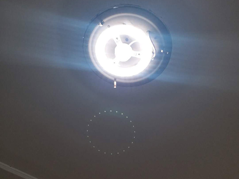 吸頂燈線路維修：首先，關(guān)掉開關(guān)，在折疊梯子的幫助下，拆掉led吸頂燈的外殼，并檢查燈管是否出現(xiàn)發(fā)黑發(fā)暗的地方。其次，如果燈管還是完好的，那么應(yīng)該試著擰緊燈管接頭處看是否發(fā)生接觸不良現(xiàn)象，這種情況也比較簡單的操作，也是容易發(fā)生的。接著，如果上述問題都沒有發(fā)生的話，可以檢查它的鎮(zhèn)流器是否完好，是否有燒焦的味道，鎮(zhèn)流器的外表是否有黑乎乎的燒焦現(xiàn)象，如果有，那么很大可能性就是鎮(zhèn)流器的問題。