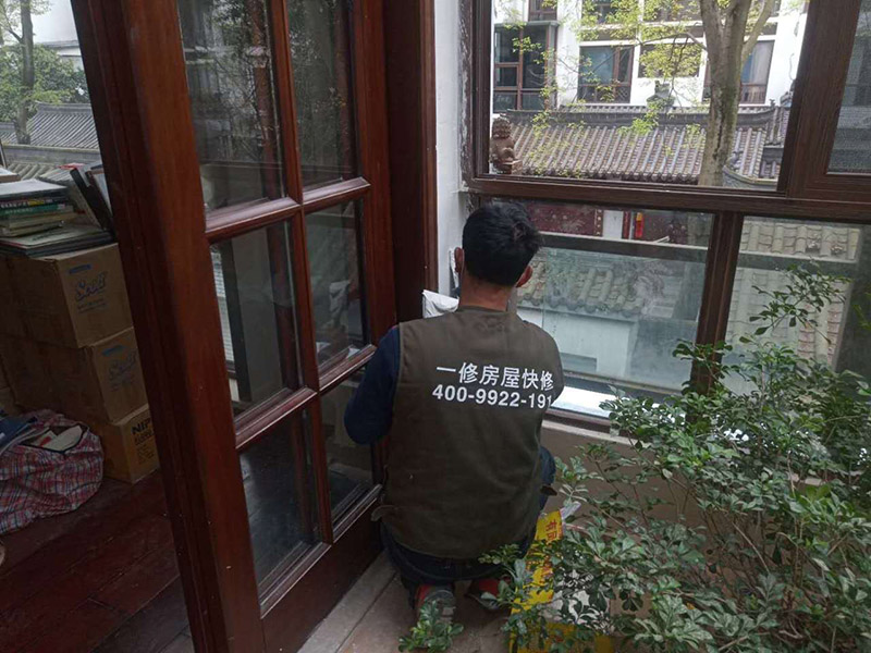 墻面刮膩子維修：刮膩子對不同的墻體有著不同的要求，像比較常見的混凝土的墻面，會出現一些氣孔與鼓起的現象，所以就要先把墻面修平整掉，磨平凸起處，填補凹陷處。基層做好處理后，墻面還是會有一些凹陷的地方，這個時候就可以用石膏膩子來補平。將石膏膩子壓實凹陷處，橫抹豎起的地方再重新刮一遍，這樣來確保墻面的平整。