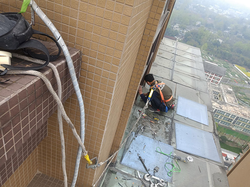 鋼化玻璃露臺更換：首先將要處理的陽臺清理干凈，用水沖洗，自然曬干。處理鋁合金鋼化玻璃框的灰塵，用抹布擦除即可。安裝固定邊條。固定邊條安裝好后，將鋁合金鋼化玻璃框擺放至固定邊條上。用十字螺絲刀和自攻螺絲固定玻璃框。最后密封膠將其剩余縫隙堵住，至此安裝結束。