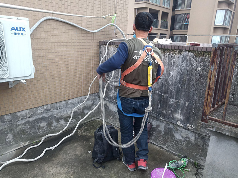 高空施工安全措施：先在高處使用的安全帶，各種零件不得有任何拆卸，如果有損壞的更是不得使用。然后登高作業使用的梯子要堅固，放置要平穩，梯子坡度以60到70度比較好，在安置防滑裝備。隨后高處作業現在必須有監護人，在作業前監護人和作業人員應該認真檢查在清理好現場。最后就是高處作業人員要按照設置的通道和扶梯行走不能貪圖方便就可以隨便亂走胡亂攀爬。