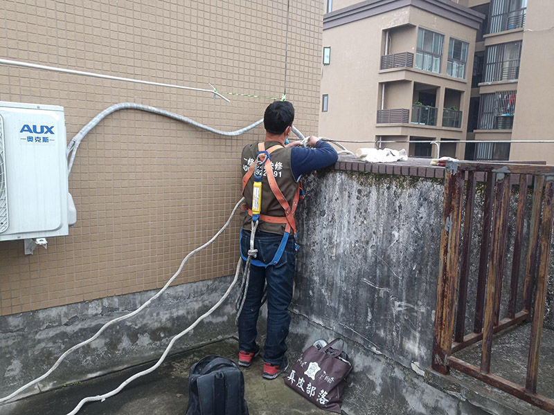 高空施工安全措施：先在高處使用的安全帶，各種零件不得有任何拆卸，如果有損壞的更是不得使用。然后登高作業使用的梯子要堅固，放置要平穩，梯子坡度以60到70度比較好，在安置防滑裝備。隨后高處作業現在必須有監護人，在作業前監護人和作業人員應該認真檢查在清理好現場。最后就是高處作業人員要按照設置的通道和扶梯行走不能貪圖方便就可以隨便亂走胡亂攀爬。