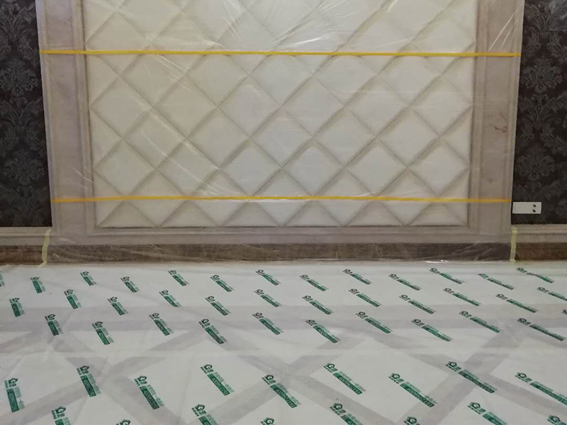 全屋地面保護裝修：各種裝修物料的進場以及各種建筑裝修垃圾的清理，都會經過入戶門，這些物品在搬運的過程中，與入戶門發生磕碰、摩擦的機率大大增加，所以，第一個需要做好成品保護的地方就是我們的入戶門。建議：在裝修開工前直到家具進場期間，都需要對入戶門進行保護！對于這一點，可以使用成品保護膜將門包裹。瓷磚、地板的鋪裝，也屬于基礎裝修的部分，經常發現瓷磚施工時和施工后都沒有做成品保護工作，具體的表現有：瓷磚邊鋪邊勾縫、在剛鋪的瓷磚、地板上堆放雜物、剛鋪的瓷磚就在上面走動踩踏、地面瓷磚、地板沒有使用成品保護膜覆蓋等，這些都會影響瓷磚的鋪貼效果，造成瓷磚的施工質量問題。