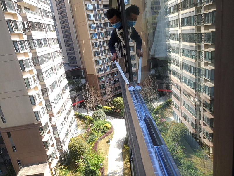 窗戶打膠維修：1、當我們粘在破碎的橋梁的鋁門窗上時，如果需要在外面粘合，我們必須將它粘在外面，因為如果它幾乎不粘在室內，它顯然會不均勻。它不起防水功能。  2、當我們將破碎的橋梁的鋁門和窗戶粘在一起時，我們需要將膠帶放在鋁門的側面和斷橋的窗戶上。不要將它粘在頂部也很重要。否則，更重要的是。之后，膠帶脫膠，防水效果消失。