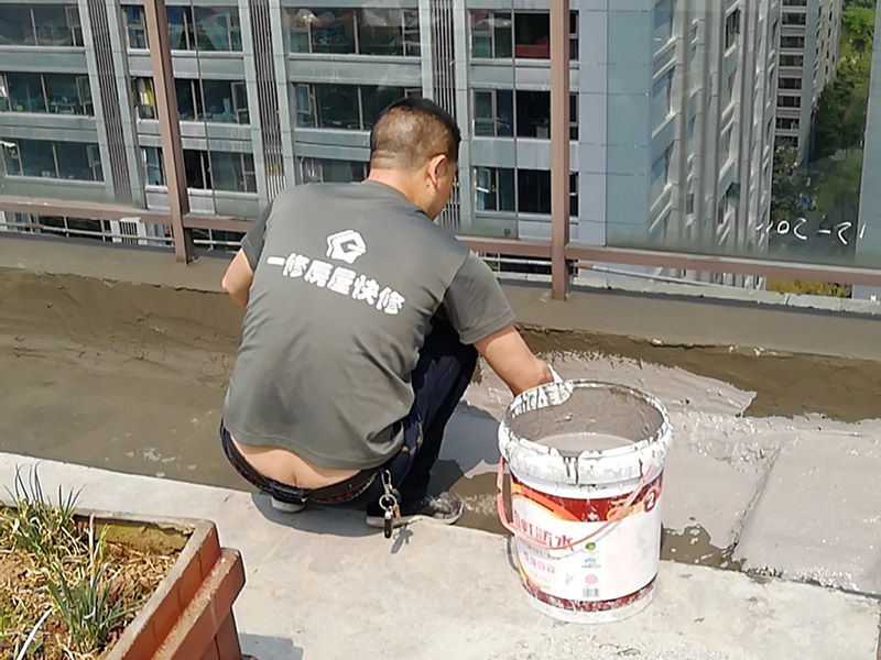 露臺防水維修：室外防水,基本上都是采用卷材粘貼的方式來做的。個人建議大家就選擇改良SBS防水卷材來做露臺的防水。這種也是最常用,價格也是很便宜的一種防水方式,做好了效果也是非常的好。 1、選擇防水涂料：暴露于自然的防水層的陽臺，暴露在溫暖的陽光，雨雪，嚴寒和熱溫度折磨，沒有優異的性能和良好的保護措施，陣風侵蝕，難以實現所需的阻力。 2、選擇柔軟排排出：在大雨和臺風，降雨量超過排水地漏的容量更大，有可能是陽臺地面形成水。 3、地形必須設計有坡度：未密封的陽臺會在大雨的情況下淹沒房間。為了防止雨水進入房間，在翻新地板時應考慮水平傾斜，以確保水可以流入排水井而不能流入房間。露臺防水露臺防水 陽臺地板必須——6030毫米內部的地板的下方，朝向的排水和水保持在邊緣的外邊緣中的雨水管，以排出水的方向上的緩坡。