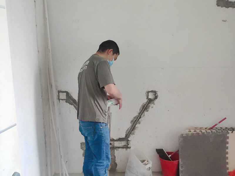 墻面電路開槽：一般墻面盡量避免橫向開槽：墻面開槽需要注意橫向要少用，墻體橫向開槽就會對墻體產生破壞，不僅破壞了墻體的結構，也為我們的房子埋下了很多的安全隱患問題，如果真的需要對墻體橫向開槽，那么就一定要注意切不可用鉆頭直接對于墻體進行開槽，應該用墻體開割機。2.墻面橫向開槽要注意厚度，一般原則不允許對于墻體橫向開槽的，真的要這樣做的話，在開槽前一定要注意一些事項，也要仔細考慮清楚是否真的需要橫向開槽。 要遵循“橫平豎直”原則首先要關注水管、電線的鋪設是否合理，如果水管電線預埋不按規范，當水電改造完成后，便難以確認水管電線預埋的位置。&nbsp;<br></p><p>開槽：用切割機械及電錘將線槽開出。此過程要求工人對切割機使用熟練，才能嚴格按照線路裁切，還要細心謹慎，以防破壞其他墻面。