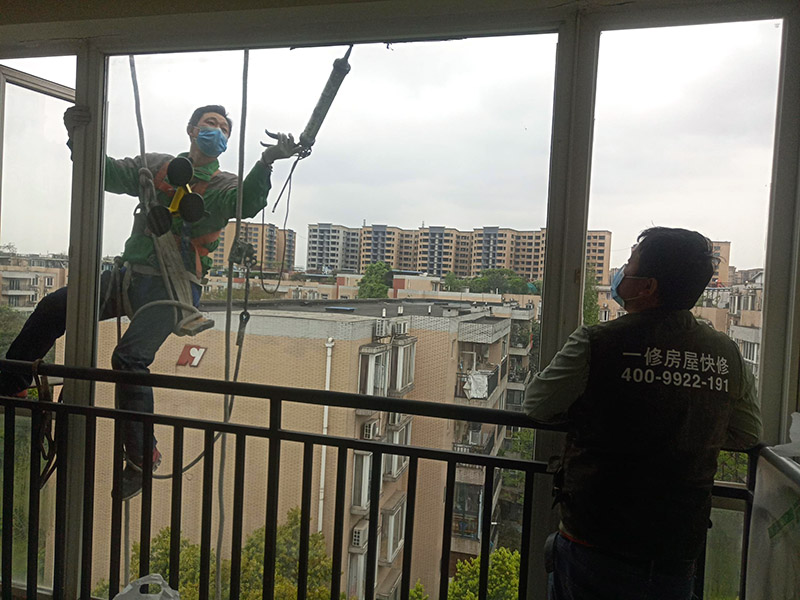 窗戶窗框打膠維修：1.當我們粘在破碎的橋梁的鋁門窗上時，如果需要在外面粘合，我們必須將它粘在外面，因為如果它幾乎不粘在室內，它顯然會不均勻。它不起防水功能。2.當我們將破碎的橋梁的鋁門和窗戶粘在一起時，我們需要將膠帶放在鋁門的側面和斷橋的窗戶上。不要將它粘在頂部也很重要。否則，更重要的是。之后，膠帶脫膠，防水效果消失。