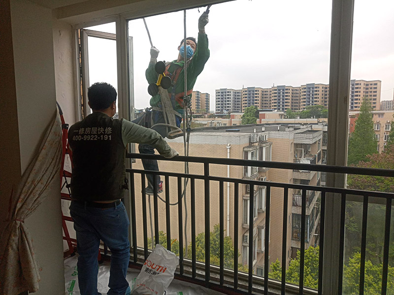 窗戶窗框打膠維修：1.當我們粘在破碎的橋梁的鋁門窗上時，如果需要在外面粘合，我們必須將它粘在外面，因為如果它幾乎不粘在室內，它顯然會不均勻。它不起防水功能。2.當我們將破碎的橋梁的鋁門和窗戶粘在一起時，我們需要將膠帶放在鋁門的側面和斷橋的窗戶上。不要將它粘在頂部也很重要。否則，更重要的是。之后，膠帶脫膠，防水效果消失。