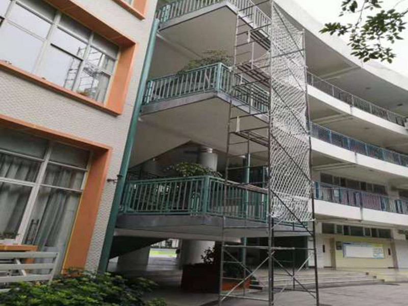 護欄翻新裝修：第一、在使用前可以在圍欄表面噴上防腐漆，這樣能起到降低圍欄生銹的效果。 第二、在祛除圍欄表面的銹時，可以使用具有酸性的液體。 第三、汽油也能阻止圍欄生銹，因此可以選擇汽油來作保養，防止銹蝕進行擴散。 其中在表面噴灑油漆和汽油是比較簡單和常用的方法。硫酸腐蝕性強容易腐蝕到肌膚建議不要采用。然而用油漆和汽油也要注意，因為油漆和汽油兩種液體容易燃燒，噴灑時要與火源隔絕，避免災難的發生。