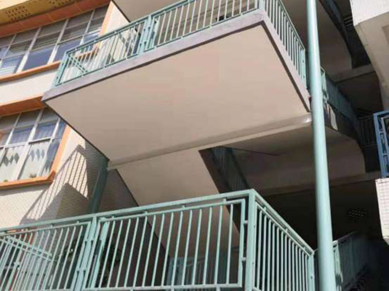 護欄翻新裝修：第一、在使用前可以在圍欄表面噴上防腐漆，這樣能起到降低圍欄生銹的效果。 第二、在祛除圍欄表面的銹時，可以使用具有酸性的液體。 第三、汽油也能阻止圍欄生銹，因此可以選擇汽油來作保養，防止銹蝕進行擴散。 其中在表面噴灑油漆和汽油是比較簡單和常用的方法。硫酸腐蝕性強容易腐蝕到肌膚建議不要采用。然而用油漆和汽油也要注意，因為油漆和汽油兩種液體容易燃燒，噴灑時要與火源隔絕，避免災難的發生。