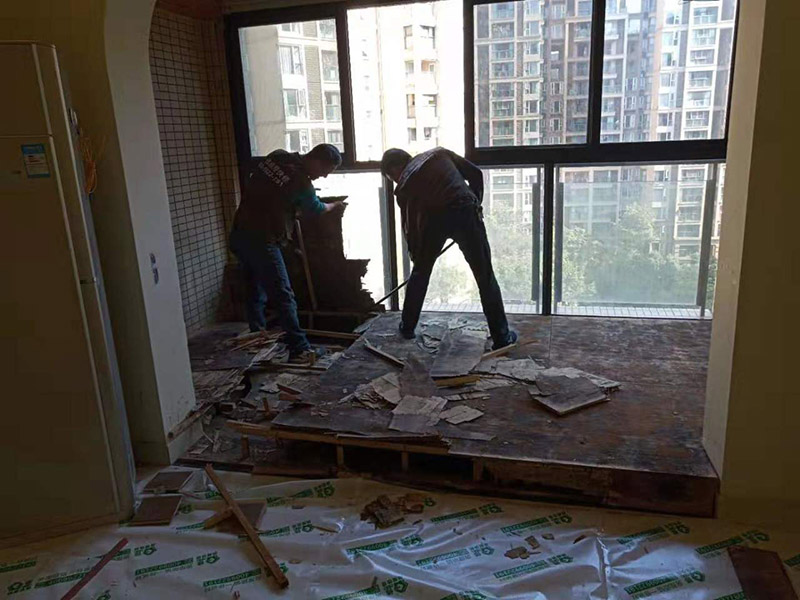 客廳陽臺地板拆除：先從踢腳線的開始拆，用平口啰嗦刀沿著踢腳線開始劃開。把踢腳線劃開后，就能把踢腳邊取下。地板就松動了，再順著松動的地板移動，讓更大面積的地板繼續松動。只到能方便取下，再動手取地板。拆地板的時候，不要亂拆，要順著地板的順序拆。一塊一塊的拆下，在拆的過程中若不好取，就要螺絲刀幫忙，就好拆多了。雖然舊地板還能有利于價值，所以拆的時候要盡量保存完整。但在拆地板的時候，即使再小心都會有破損的，所以要有這些心理準備。待舊地板完全拆完后，把地面清掃干凈。再晾一段時間才能重新裝地板，因此潮濕的地面是不適合裝地板的，等完全干燥透了再鋪新的地板。
