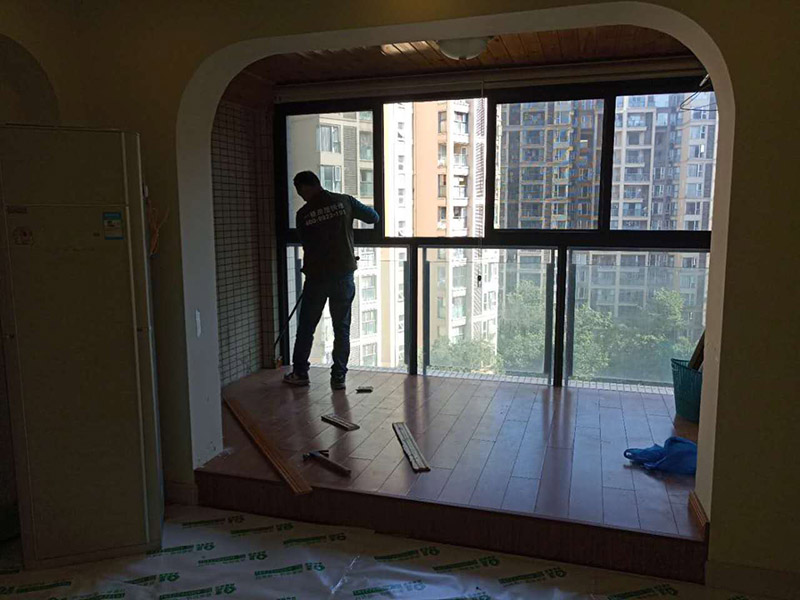 客廳陽臺地板拆除：先從踢腳線的開始拆，用平口啰嗦刀沿著踢腳線開始劃開。把踢腳線劃開后，就能把踢腳邊取下。地板就松動了，再順著松動的地板移動，讓更大面積的地板繼續松動。只到能方便取下，再動手取地板。拆地板的時候，不要亂拆，要順著地板的順序拆。一塊一塊的拆下，在拆的過程中若不好取，就要螺絲刀幫忙，就好拆多了。雖然舊地板還能有利于價值，所以拆的時候要盡量保存完整。但在拆地板的時候，即使再小心都會有破損的，所以要有這些心理準備。待舊地板完全拆完后，把地面清掃干凈。再晾一段時間才能重新裝地板，因此潮濕的地面是不適合裝地板的，等完全干燥透了再鋪新的地板。