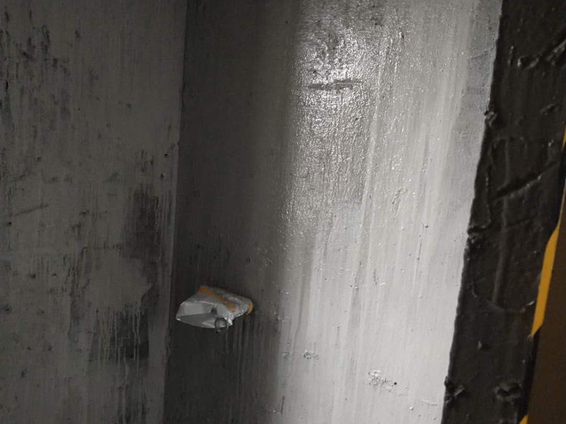 衛(wèi)生間基層防水：1.利用水泥砂漿水泥砂漿或豆石混凝土鋪平坡度。2.利用管根密封膏封嚴(yán)管線，管線要穿透樓板根部。刷防水涂料時可以貼1-2層玻璃絲布加強防水性。3.墻壁表面打磨成干凈平光沒有顆粒灰塵，墻壁與地面的交接區(qū)域注意原角和坡角的設(shè)置。4.聚氨酯防水涂膜由管根和墻角處開始進行涂抹，在常溫下經(jīng)過4小時放干后，再大面積涂抹和刮刷。注意涂料總厚度大于1. 5毫米，不能有漏刮和鼓泡的不良現(xiàn)象。24小時后立面涂刷下一層，之后再以垂直的方向進行二次涂刷。最后涂膜半固化，拋甩粗砂粒方便與水泥砂漿融合。5.防水層的設(shè)置與具體區(qū)域有關(guān)。防水地面的防水層應(yīng)高出地面200寬，地面防水層應(yīng)超出衛(wèi)生間門口以外300寬。而又淋浴的衛(wèi)生間墻面防水層則應(yīng)設(shè)置為高出地面1800寬。6.展開閉水實驗的時候，先完成防水工作再利用包立管方法。之后再局部進行防水。閉水試驗也可為了避免破壞地面防水層而免做。