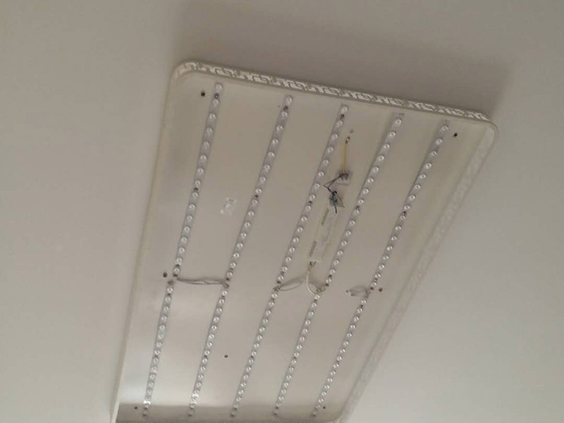 吸頂燈拆裝維修:1.首先，關(guān)掉開(kāi)關(guān)，在折疊梯子的幫助下，拆掉led吸頂燈的外殼，并檢查燈管是否出現(xiàn)發(fā)黑發(fā)暗的地方。如果有，很有可能是燈管已經(jīng)損壞了。必須更換了，這種LED燈管在五金商店里面可以買(mǎi)到，建議選擇知名品牌。 2.其次，如果燈管還是完好的，那么應(yīng)該試著擰緊燈管接頭處看是否發(fā)生接觸不良現(xiàn)象，這種情況也比較簡(jiǎn)單的操作，也是容易發(fā)生的。 3.接著，如果上述問(wèn)題都沒(méi)有發(fā)生的話，可以檢查它的鎮(zhèn)流器是否完好，是否有燒焦的味道，鎮(zhèn)流器的外表是否有黑乎乎的燒焦現(xiàn)象，如果有，那么很大可能性就是鎮(zhèn)流器的問(wèn)題。更換一個(gè)就好了，鎮(zhèn)流器價(jià)格要比燈管貴一些。 4.最后，就是檢查led燈的接觸頭是否有電，如果沒(méi)有，那么應(yīng)該是開(kāi)關(guān)或者線路的問(wèn)題。