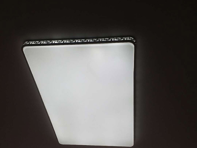 吸頂燈拆裝維修:1.首先，關(guān)掉開(kāi)關(guān)，在折疊梯子的幫助下，拆掉led吸頂燈的外殼，并檢查燈管是否出現(xiàn)發(fā)黑發(fā)暗的地方。如果有，很有可能是燈管已經(jīng)損壞了。必須更換了，這種LED燈管在五金商店里面可以買(mǎi)到，建議選擇知名品牌。 2.其次，如果燈管還是完好的，那么應(yīng)該試著擰緊燈管接頭處看是否發(fā)生接觸不良現(xiàn)象，這種情況也比較簡(jiǎn)單的操作，也是容易發(fā)生的。 3.接著，如果上述問(wèn)題都沒(méi)有發(fā)生的話，可以檢查它的鎮(zhèn)流器是否完好，是否有燒焦的味道，鎮(zhèn)流器的外表是否有黑乎乎的燒焦現(xiàn)象，如果有，那么很大可能性就是鎮(zhèn)流器的問(wèn)題。更換一個(gè)就好了，鎮(zhèn)流器價(jià)格要比燈管貴一些。 4.最后，就是檢查led燈的接觸頭是否有電，如果沒(méi)有，那么應(yīng)該是開(kāi)關(guān)或者線路的問(wèn)題。