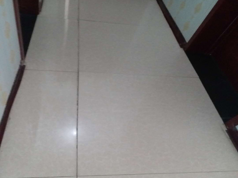 走廊地磚拆裝更換：首先我們應查看原有磚的現狀，若出現局部破損、出現多處發出咚咚聲或掉落、嚴重污跡，針對這樣的情況我們必須拆除更換，因為簡單的去修補達不到好的效果了，因為如果你只想換其中的幾塊磚，很難選到顏色、型號和款式一致的地磚。 瓷質磚表面處理劑和粘結劑，這些材料可直接涂刷于舊磚面上，接著直接鋪上新磚即可，節省了時間和精力，無論為何種瓷磚，都可以直接在舊瓷磚上直接貼新磚。但是若有重起鼓或損壞的瓷磚需鏟除，然后用表面處理劑修補，最后用瓷磚粘結劑粘貼新瓷磚即可。