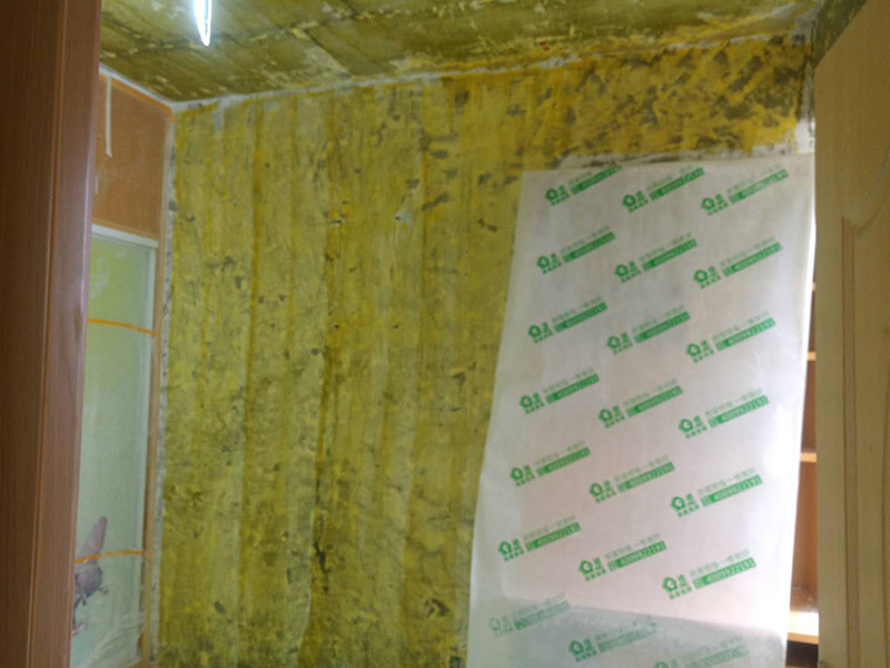 全屋墻面裝修翻新：舊墻面在翻新前一定要做墻面基底處理，粉化嚴重的要全部鏟除，鏟除后抹上一層白水泥，原來墻面過于光滑、刷過油漆的鏟除后還要做打磨處理，把粘結(jié)不牢的表皮去掉，便于新涂料和墻體粘結(jié)。對于老房翻新，墻面一定要做底漆，如果沒有刷底漆就直接上面漆的話，時間一長墻面容易起泡、發(fā)霉，太陽照曬時間長了也容易變色。墻面色差是修補墻面時需要盡量避免的，為此，應(yīng)該注意按照油漆桶的說明配比、涂刷，最好估算好用量，一次準備足夠的量，這樣能保證墻面顏色一致，也能避免用量不足重新調(diào)配出來的顏色有差異。