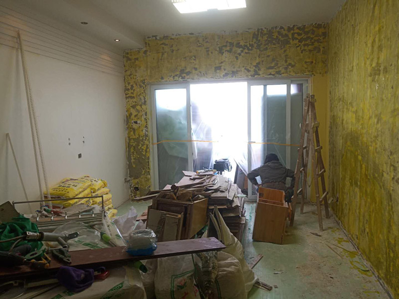 全屋墻面裝修翻新：舊墻面在翻新前一定要做墻面基底處理，粉化嚴重的要全部鏟除，鏟除后抹上一層白水泥，原來墻面過于光滑、刷過油漆的鏟除后還要做打磨處理，把粘結(jié)不牢的表皮去掉，便于新涂料和墻體粘結(jié)。對于老房翻新，墻面一定要做底漆，如果沒有刷底漆就直接上面漆的話，時間一長墻面容易起泡、發(fā)霉，太陽照曬時間長了也容易變色。墻面色差是修補墻面時需要盡量避免的，為此，應(yīng)該注意按照油漆桶的說明配比、涂刷，最好估算好用量，一次準備足夠的量，這樣能保證墻面顏色一致，也能避免用量不足重新調(diào)配出來的顏色有差異。