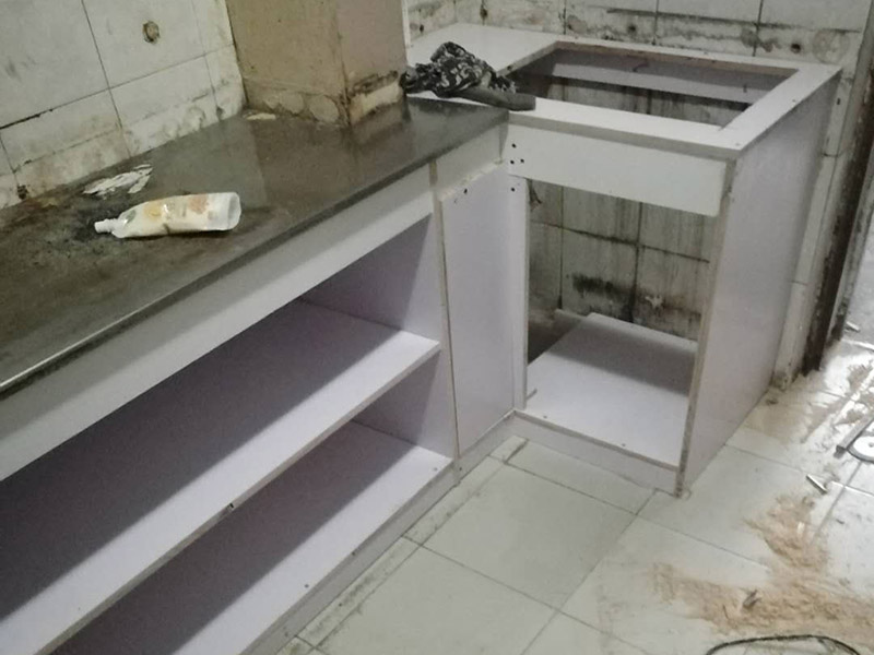 櫥柜裝修翻新：櫥柜翻新首先看下內部柜體是否完好，如果還可以的話，我們只需要更換櫥柜門就可以了，畢竟全部換柜很麻煩，只要換個相同尺寸的櫥柜門就會有煥然一新的感覺?；蛘吖耋w本身材料還可以只是外表的漆面有脫落，比較難看，那么可以用沙皮刷掉表面漆層，然后重新噴涂其他漆色來換新處理。不然就全部更換舊的櫥柜，但是拆除舊櫥柜一定要注意墻面和地面，由于范圍較大，很容易損壞其他部位，所以一定要要專業人士進行施工。