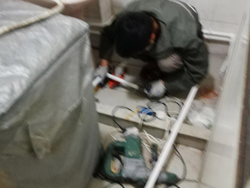 櫥柜裝修翻新：櫥柜翻新首先看下內部柜體是否完好，如果還可以的話，我們只需要更換櫥柜門就可以了，畢竟全部換柜很麻煩，只要換個相同尺寸的櫥柜門就會有煥然一新的感覺?；蛘吖耋w本身材料還可以只是外表的漆面有脫落，比較難看，那么可以用沙皮刷掉表面漆層，然后重新噴涂其他漆色來換新處理。不然就全部更換舊的櫥柜，但是拆除舊櫥柜一定要注意墻面和地面，由于范圍較大，很容易損壞其他部位，所以一定要要專業人士進行施工。