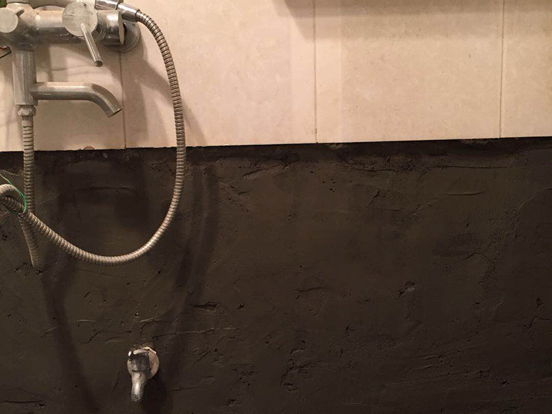 衛生間防水找平：首先要找平地面，并確保地面足夠平整、清潔。如果地面有縫隙、缺陷、不平等后期可能會造成漏水等問題，所以前期基面防水要做到萬無一失，才能保證后期的施工順利進行。鋪貼涂料是衛生間防水的重要條件，鋪防水涂料時要做到用力均勻，而且不能漏刷、缺刷。脫落、開裂等現象也是不能出現的，過于干燥的季節不適宜做防水。鋪保護層是衛生間防水的保證，做完最重要的鋪防水涂層當然也不能忘了涂上表面防護涂料，對內部的材料能起到一定的保護作用。鋪保護層與鋪防水涂料一樣要做到均勻、無裂痕、不脫落。在防水層徹底干透后，在衛生間蓄水24小時以上，檢查是否有漏水等現象。