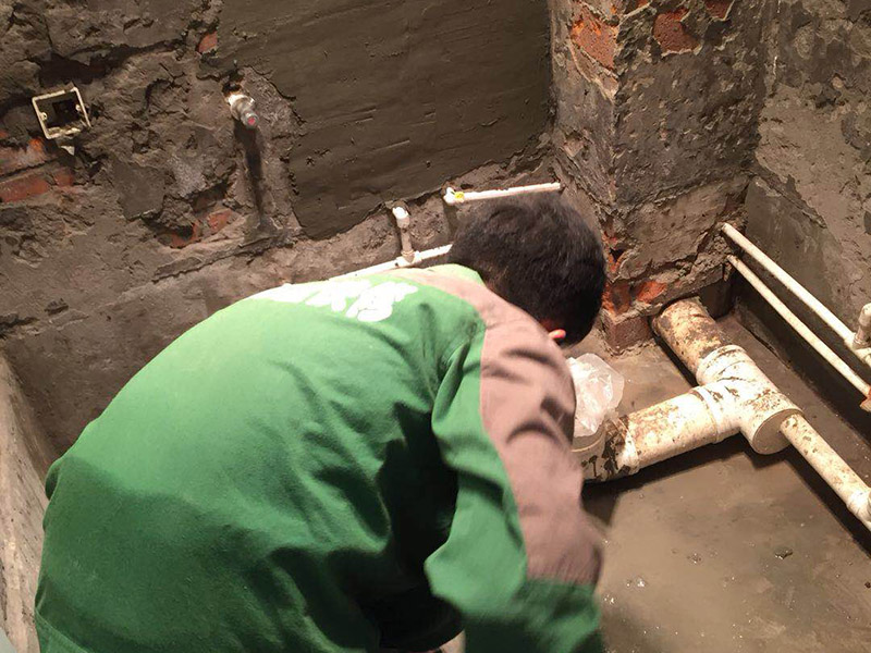 衛生間防水找平：首先要找平地面，并確保地面足夠平整、清潔。如果地面有縫隙、缺陷、不平等后期可能會造成漏水等問題，所以前期基面防水要做到萬無一失，才能保證后期的施工順利進行。鋪貼涂料是衛生間防水的重要條件，鋪防水涂料時要做到用力均勻，而且不能漏刷、缺刷。脫落、開裂等現象也是不能出現的，過于干燥的季節不適宜做防水。鋪保護層是衛生間防水的保證，做完最重要的鋪防水涂層當然也不能忘了涂上表面防護涂料，對內部的材料能起到一定的保護作用。鋪保護層與鋪防水涂料一樣要做到均勻、無裂痕、不脫落。在防水層徹底干透后，在衛生間蓄水24小時以上，檢查是否有漏水等現象。