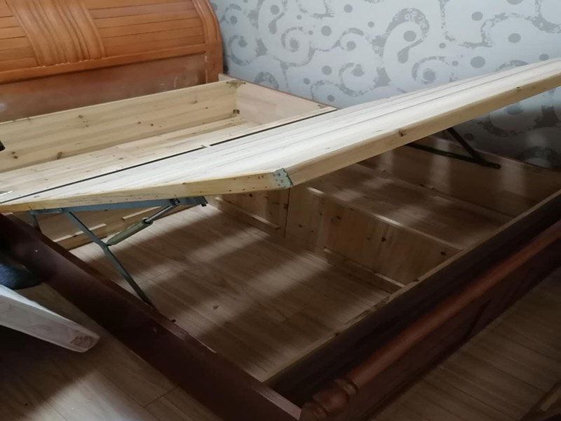 臥室木床維修： 1.表面出現(xiàn)細微擦傷 　　如果家里有小寶寶，寶寶在床上蹦跳，容易使床上的漆膜脫落，此時不需要過分責(zé)備寶寶，應(yīng)該想著方法補救，比如，用色筆按實木床色調(diào)加以修補，然后在表面涂上透明的指甲油，這樣也能遮蓋脫落的色塊，起到不錯的效果。 　　2.出現(xiàn)裂縫，孔洞 　　(1)實木床如果不注意保養(yǎng)，使用時間長了，可能會出現(xiàn)裂縫，如果要修補，可以找一些沒用的舊書，把它剪成碎屑嵌入縫內(nèi)，然后再加明礬固定一下; 　　(2)也可以找相同顏色的木屑，把它嵌入裂縫，用白膠水固定好，固定時，一定要細心，不要讓白膠水滴的到處都是，比較難清理。 　　3.差色燙痕 　　很多人有喝茶或者喝咖啡的習(xí)慣，喜歡放在床沿邊上，方便飲用，時間久了會出現(xiàn)影響美觀的茶色燙痕，如果想要去掉這些丑陋的痕跡，可以使用濕布蘸著少量的濃茶，擦拭有痕跡的地方，可以有效解決這樣的問題。