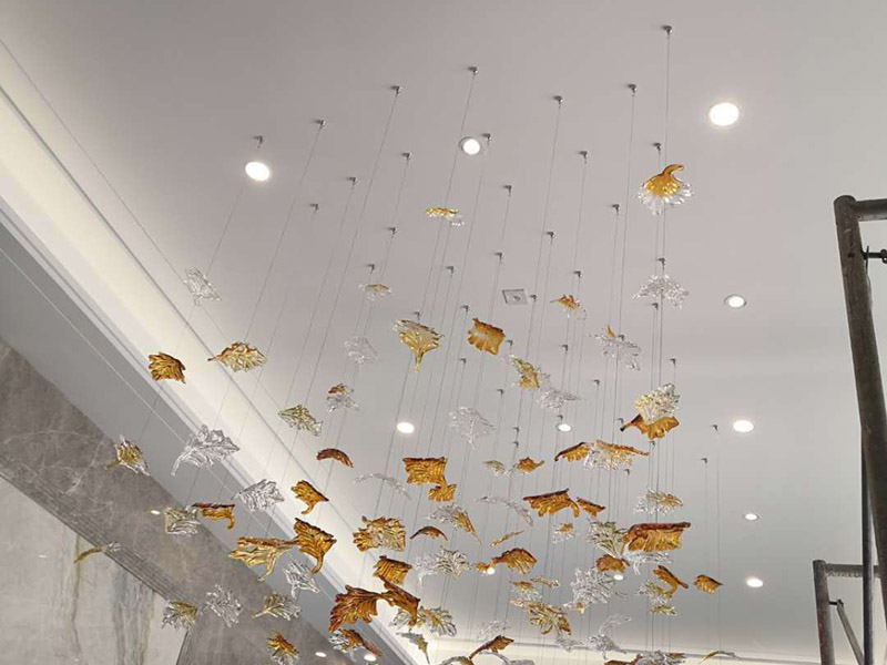 水晶吊燈安裝：一般屋頂都是水泥或者是磚石結構，應采用預埋吊鉤、螺栓、螺釘、膨脹螺栓固定，這個時候要注意固定螺帽的承載能力要和水晶吊燈的重量相匹配。把這個時候就要使用電鉆鉆頭將膨脹螺絲釘固定到孔位，不要偏了位置，手臂要直，不要鉆斜了。用燈具內的安裝螺絲把掛板上到膨脹螺絲里面。注意不要把一邊先上死，兩邊輪著旋緊，保證掛板的平衡。各種水晶吊燈在安裝在易燃結構比如木質吊燈內，或者屋頂易燃物時一定要做好隔熱和防火處理。安裝燈泡時接線應接在中心觸點的端子上，零線應接在螺紋的端子上。燈具采用螺口燈頭時，相線應接燈頭的頂心，零線接螺口。記得裝齊燈泡要開燈看一下有沒有不亮的，再做調試。