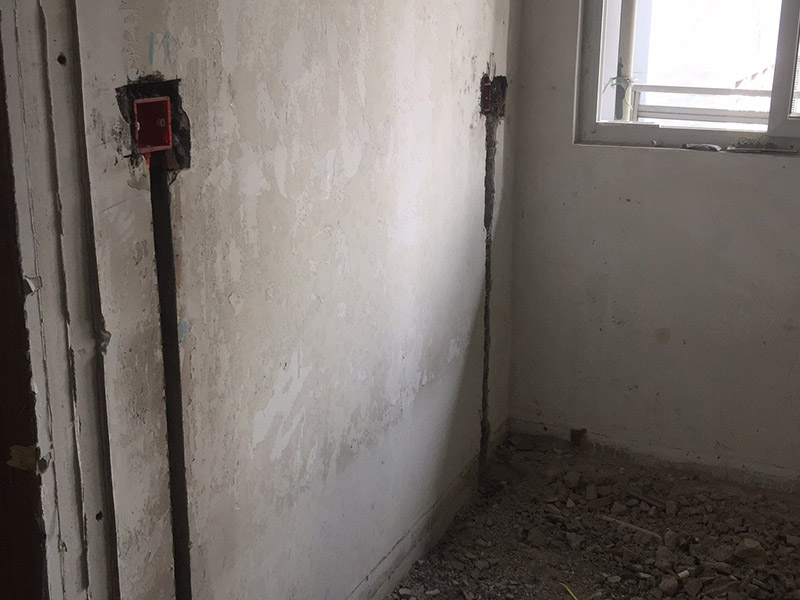 電路開槽安裝：定位開槽：定位完成后，電工根據定位和電路走向，開布線槽，線路槽橫平豎直。 走管：布線一般采用線管暗埋方式。線管有冷彎管和 PVC管兩種，冷彎管可以彎曲而不斷裂，是布線的最好選擇，因為它的轉角是有弧度的，線可以隨時更換，而不用開墻。 穿線：強弱電的間距要在 30---50 公分；強弱電更不能同穿一根管內；空調插座安 裝應離地 2 米以上，電線線路要和煤氣管相距 40 公分以上。