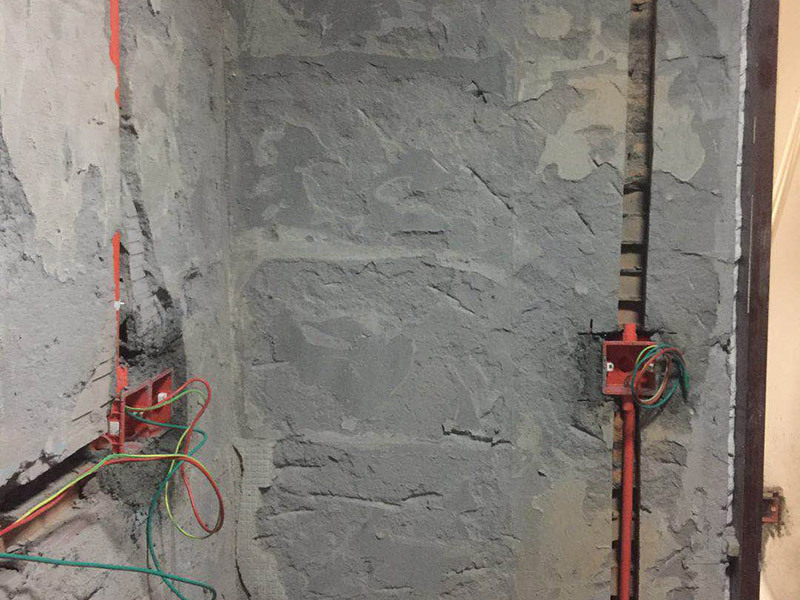 電路暗管穿線：首先把引線鐵絲頭約彈簧一半的長度置彈簧內，再用細鐵線絞緊使二者不易分離脫落即可，不論是穿引線鐵絲還是用鐵絲拉穿導線，過彎道都要溫柔一點，否則容易出麻煩，穿好鐵絲后，把待穿的導線集束，牢固地捆綁在鐵絲一端，慢慢拉動鐵絲的另一端，導線就穿成了； 穿線的暗管彎頭，只能用專用工具把管子彎曲以擴大轉彎半徑使穿線容易，而不可使用成品彎頭，使用成品彎頭即便預留引線都很難很難穿線而且還會在穿線過程中使導線絕緣受損。