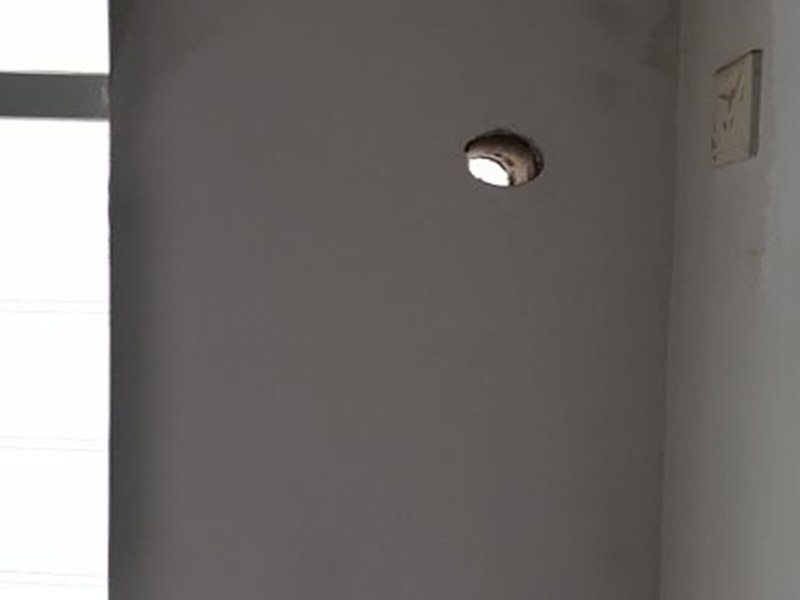 局部墻面翻新：舊墻面在翻新前一定要做墻面基底處理，粉化嚴(yán)重的要全部鏟除，鏟除后抹上一層白水泥，原來(lái)墻面過(guò)于光滑、刷過(guò)油漆的鏟除后還要做打磨處理，把粘結(jié)不牢的表皮去掉，便于新涂料和墻體粘結(jié)。 墻面底漆的作用是抗堿防潮、封固基材、保護(hù)面漆，提高面漆的質(zhì)感和遮蓋力，對(duì)于老房翻新，墻面一定要做底漆，如果沒(méi)有刷底漆就直接上面漆的話(huà)，時(shí)間一長(zhǎng)墻面容易起泡、發(fā)霉，太陽(yáng)照曬時(shí)間長(zhǎng)了也容易變色。墻面的修補(bǔ)最好是整塊墻面，或是盡可能地選擇較大面積進(jìn)行修補(bǔ)，這樣可以盡量避免產(chǎn)生色差，修補(bǔ)后的質(zhì)量也更好。