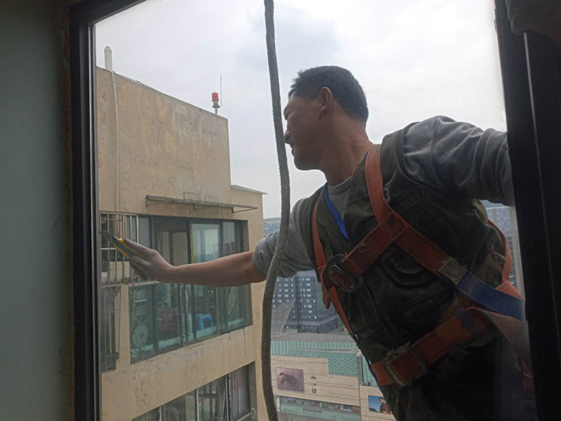 舊門窗膠清除：一般首先需要用刀片把門窗框內側的密封膠等切開，門窗如果是采用膨脹螺栓與墻體連接的，可直接用螺絲刀把膨脹螺栓取下;如果脹栓生銹，則可用沖擊鉆將其打碎;而如果是采用連接片連接的則直接使用沖擊鉆即可;如果窗框難以取下，則需用鋼鋸將靠墻的框中部鋸開取下。門窗拆除時，需要避免用大錘猛砸拆除的情況，防止對墻體結構造成破壞。如果對原有建筑墻體造成破壞，還需要進行修復，會大大增加施工成本。