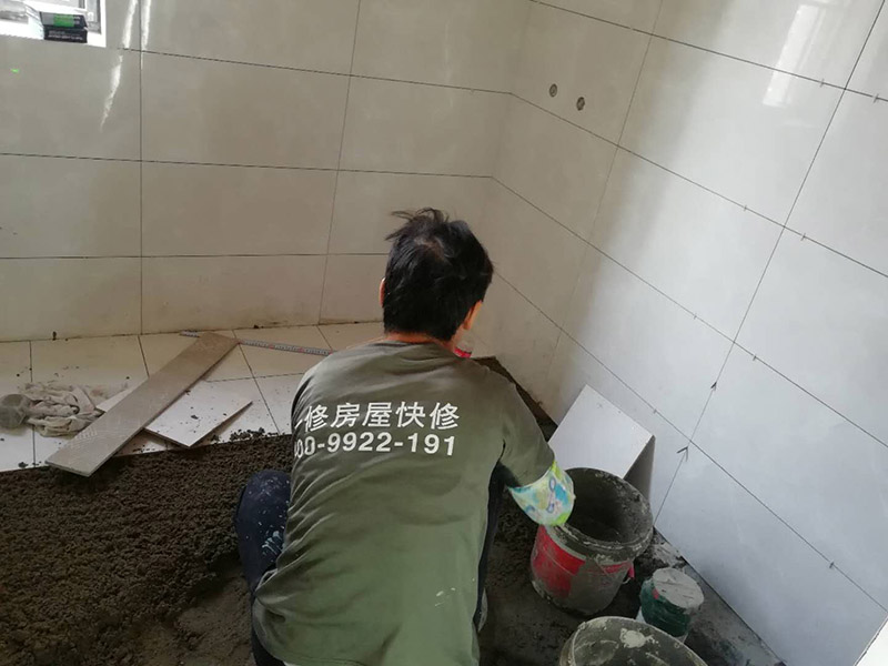 浴室墻磚地磚鋪貼：在鋪貼瓷磚前，我們要先把還沒涂抹水泥的地磚鋪在地上，并敲平，然后在地磚上涂滿水泥，鋪在地面，鋪地磚的過程中要對齊四塊磚的對角位置。   另外，在鋪貼瓷磚時也要講究鋪貼順序，在鋪地磚時應(yīng)從內(nèi)向外貼，有坡度或地漏的地方，要注意排水方向找坡，而墻面磚應(yīng)從下往上貼，底層的瓷磚要最后貼，這樣鋪貼出來才美觀，我們鋪完地磚后還要壓地磚。